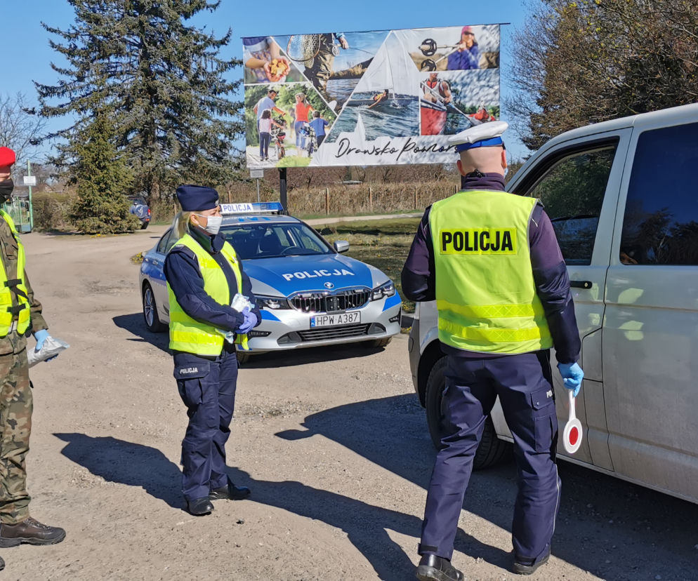 Policja rozdaje maseczki ochronne