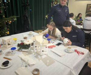 Malowanie bombek- przyjaciele dzieciom