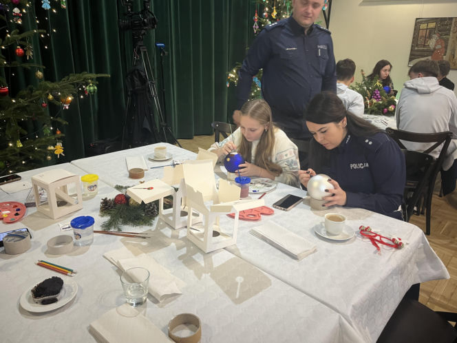 Malowanie bombek- przyjaciele dzieciom