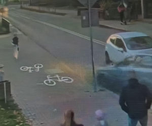 Wjechał na chodnik, minął dziecko i runął z wiaduktu. Nagranie mrozi krew w żyłach!