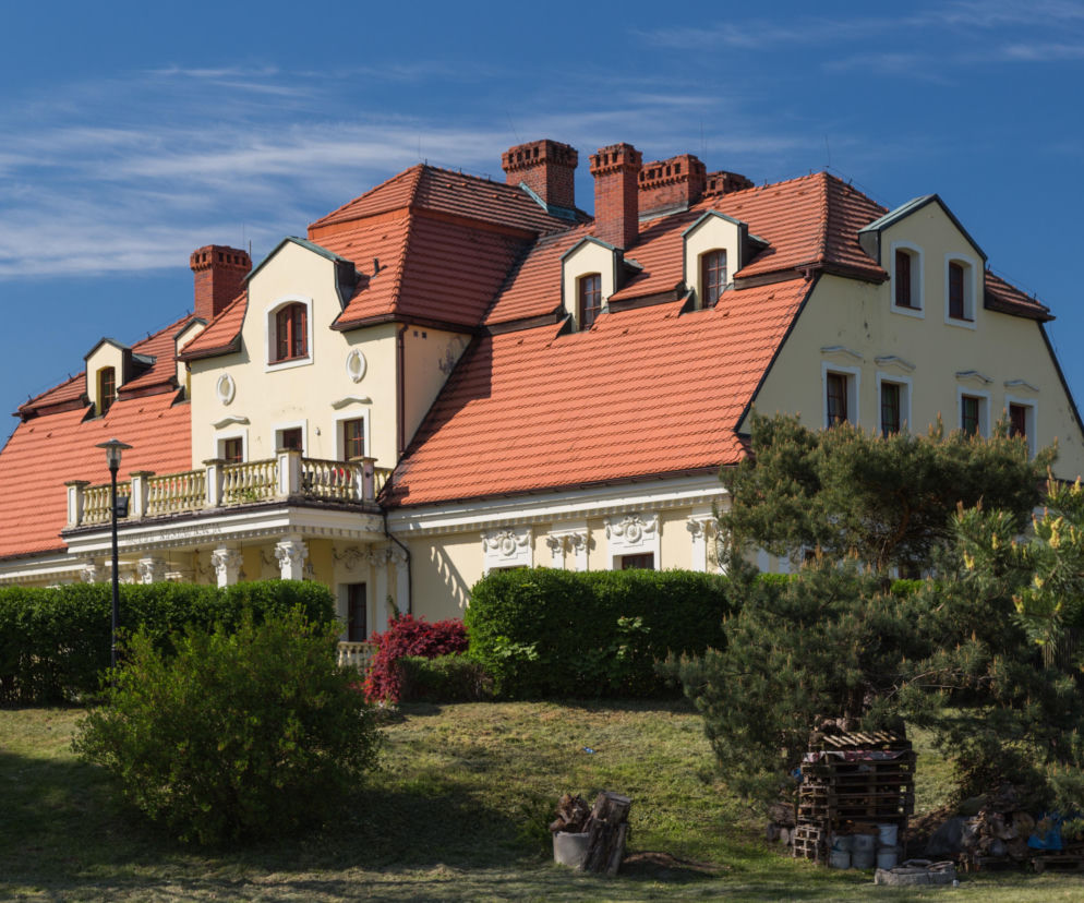 Pałac w Woszczycach w Orzeszu z czerwonym dachem i tarasem. O historii tego miejsca przeczytasz na Eska Śląskie.