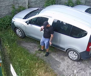 Katowice: Włamał się do samochodu i ukradł dwa laptopy. Rozpoznajesz go? Daj znać policji [ZDJĘCIA]