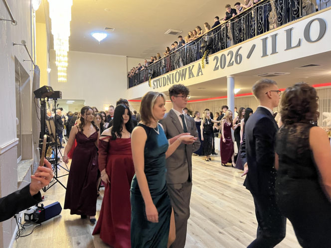 Studniówka pełna blasku i emocji! Tak bawili się maturzyści II LO w Bydgoszczy [ZDJĘCIA]