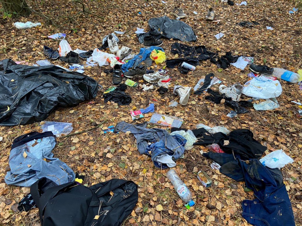 Szymki. Opuszczone koczowisko migrantów przy granicy polsko-białoruskiej / Sołtys wsi Szymki (woj. podlaskie) z rodziną