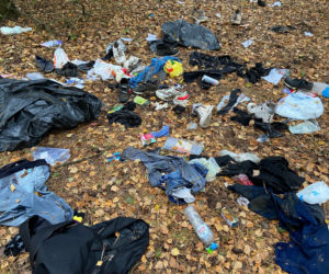 Szymki. Opuszczone koczowisko migrantów przy granicy polsko-białoruskiej / Sołtys wsi Szymki (woj. podlaskie) z rodziną