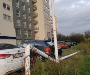 Wichura w Warszawie: Maszt spadł na samochód