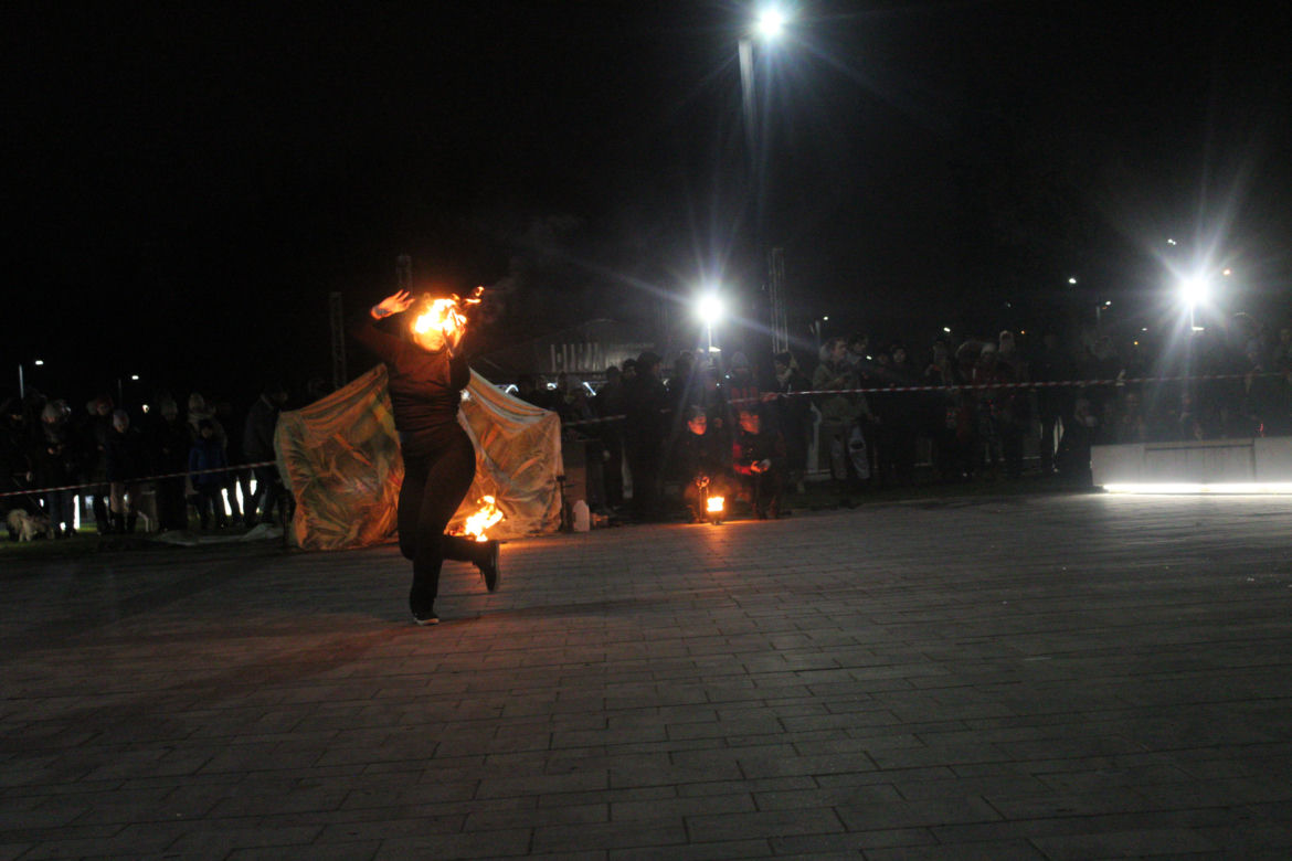 WOŚP 2023 w Krakowie: Fire Show w Nowej Hucie w wykonaniu grupy Spontan Fire