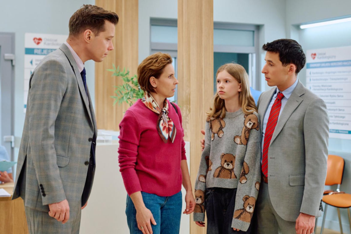 Na Wspólnej odc. 4239. Darek Żbik (Michał Mikołajczak), Justyna Zakościelna (Magdalena Kacprzak), Tadek (Jakub Pruski), Marysia (Zuzanna Wieleba)