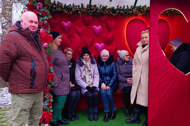 Romantyczny przystanek autobusowy w Moczyłach