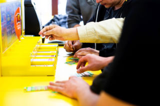 Inwestycja za 2 złote dała wielką wygraną. Farciarz już się nie musi martwić cenami benzyny