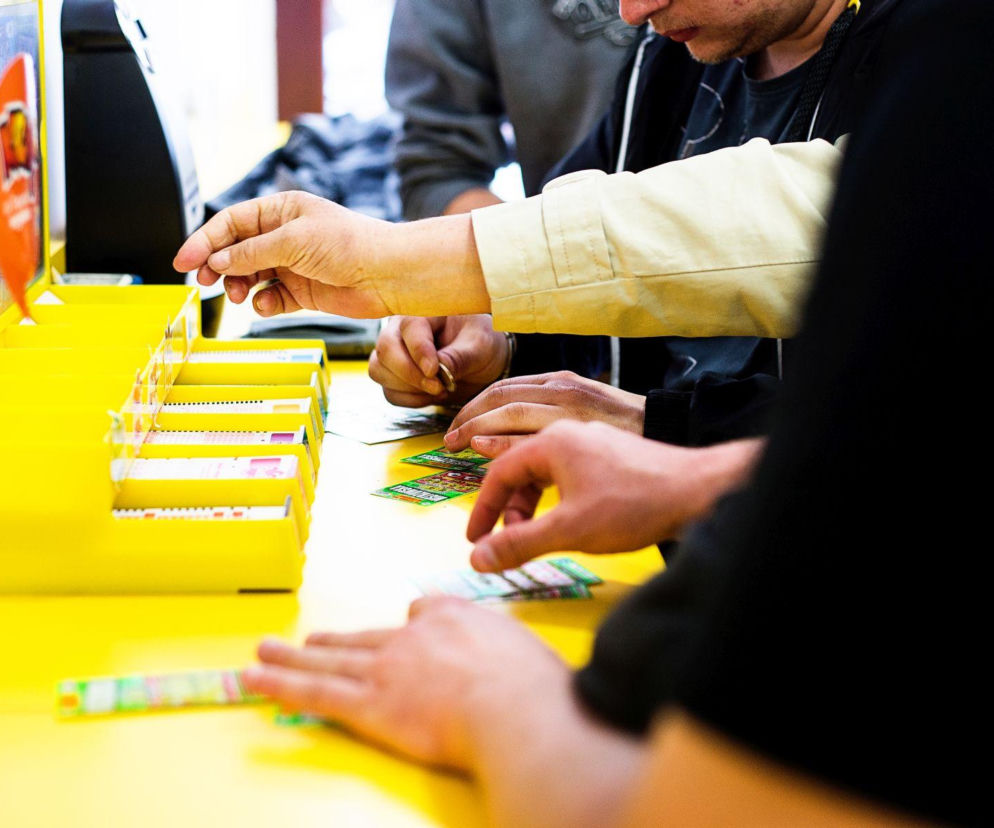 Inwestycja za 2 złote dała wielką wygraną. Farciarz już się nie musi martwić cenami benzyny