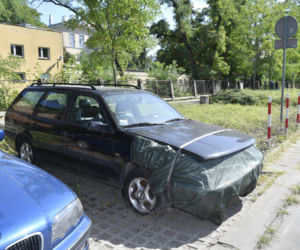 Wraki blokują miejsca parkingowe