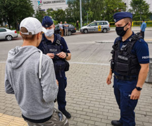 Białystok. Policjanci sprawdzają, czy pasażerowie BKM noszą maseczki. Za jej brak jest 500 zł mandatu [ZDJĘCIA]