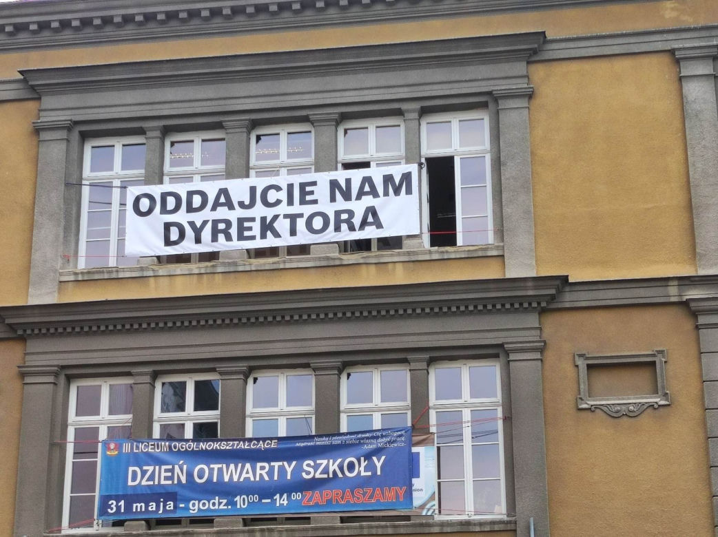 Protest w Tarnowie! Młodzi stanęli w obronie Jana Ryby. "Oddajcie nam dyrektora"