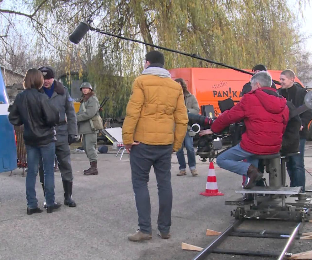 Plac Grunwaldzki znów zamieni się… w plan filmowy z torem kamerowym, światłami wyładowczymi i grupą rekonstrukcyjną.