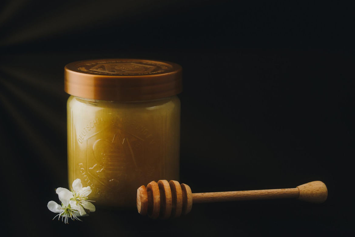 Miód - osławiony pszczeli produkt, którym słodzono już w czasach starożytności. Oprócz wspaniałego smaku, ma też właściwości zdrowotne. W zależności od gatunku, litrowy słoik miodu może kosztować od 40 zł wzwyż.
