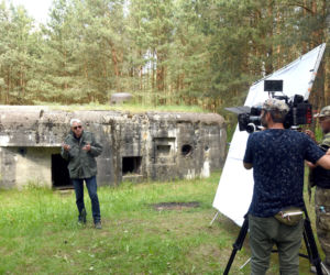 Sensacje XX wieku w Nowogrodzie. Wołoszański kręcił dokument na Podlasiu [ZDJĘCIA]