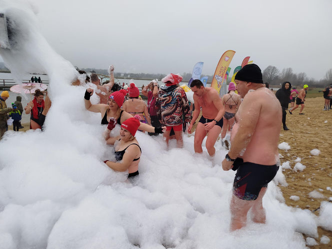 Mazowieckie Morsy otworzyły sezon morsowania 2025/2026 nad zalewem w Siedlcach