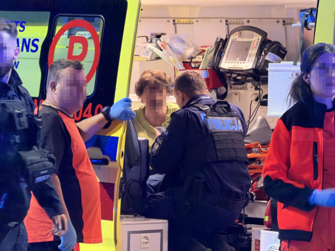 Nocny pożar mieszkania w Warszawie. Dwie osoby w szpitalu, ewakuowano mieszkańców