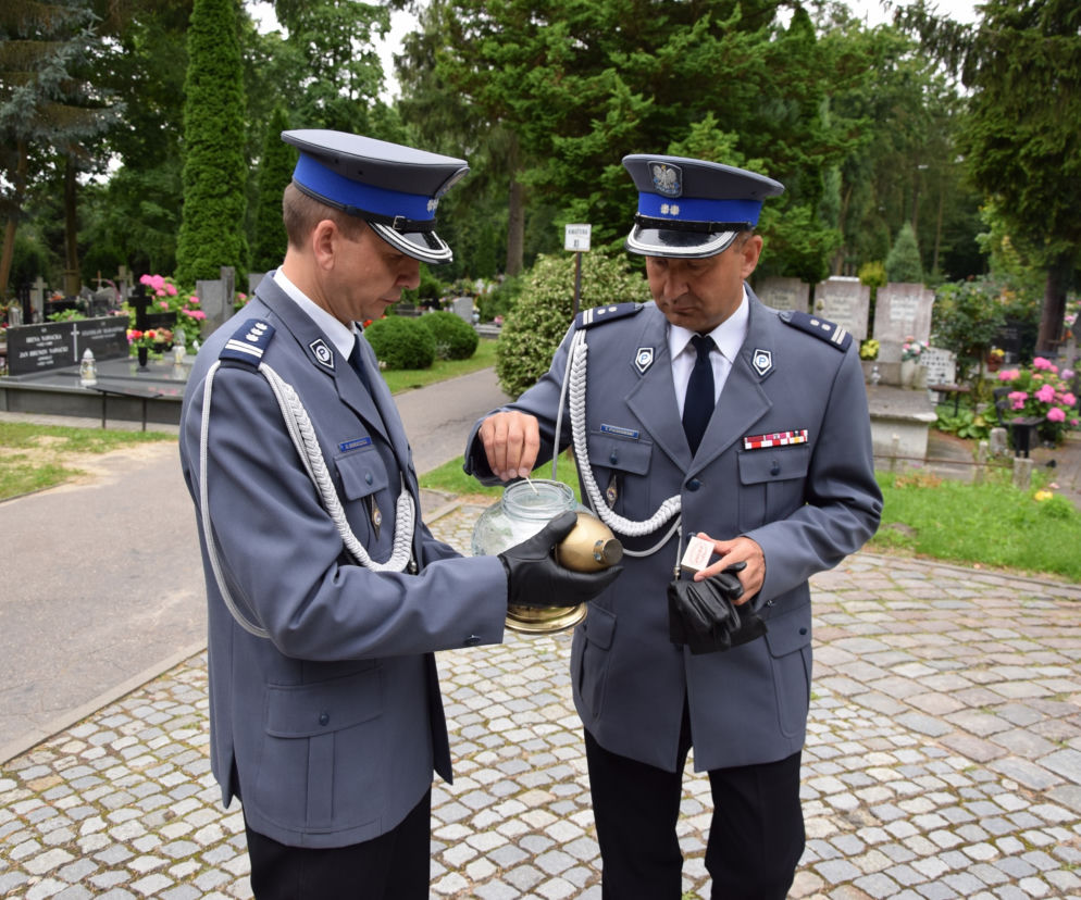 Obchody Święta Policji w ELblągu: Funkcjonariusze zapalili znicze na gropach zmarłych kolegów!