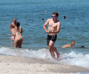 Ale mu Wesoło! Kuba Wesołowski z rodziną na plaży