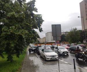 Ciężarówka na torach na Woli
