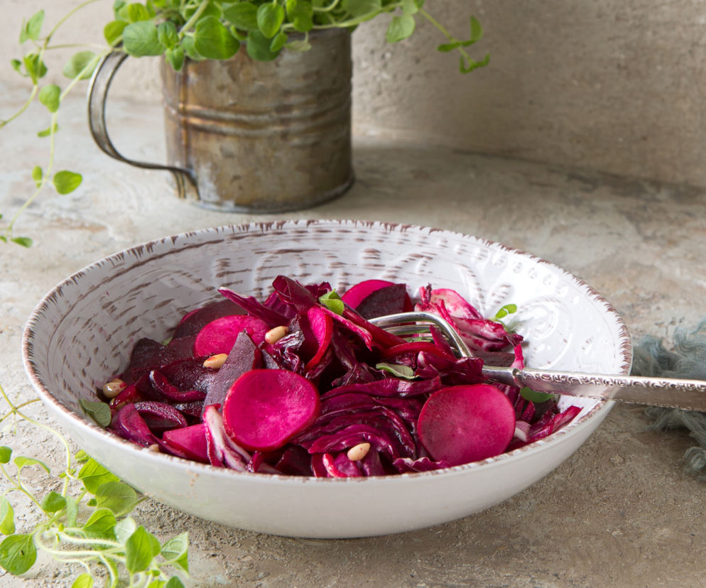 Purpurowa sałatka obiadowa z buraków, rzodkiewek i radicchio