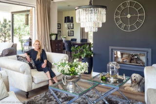 Elegancki salon w stylu glamour: klasyczna aranżacja