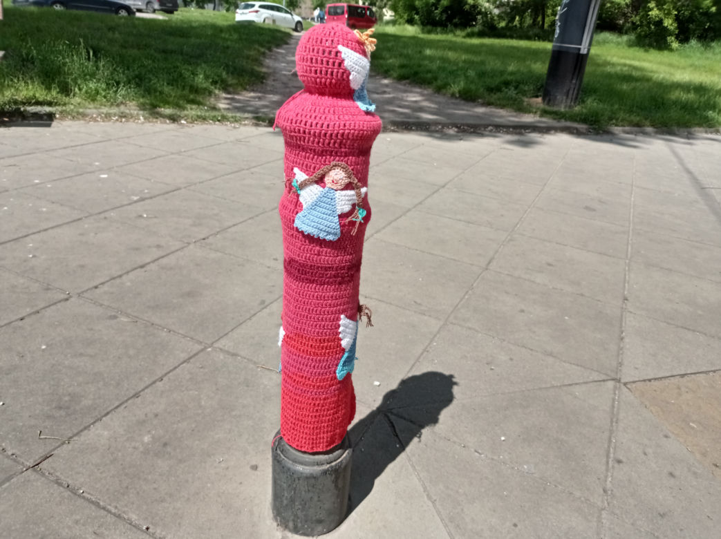 Słupki na Szmulkach dostały włóczkowe ubranka