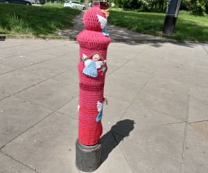 Słupki na Szmulkach dostały włóczkowe ubranka