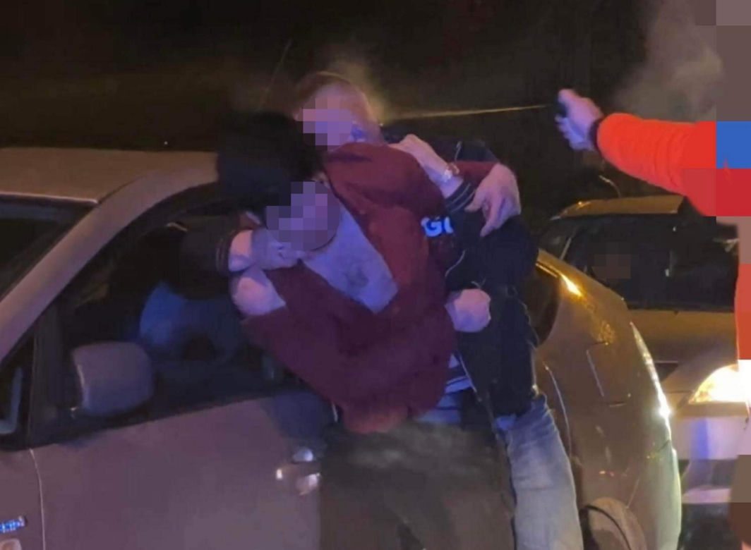 Sylwestrowa jatka na moście Śląsko-Dąbrowskim. Pobili kierowcę, bo wjechał w auto, którym podróżowali