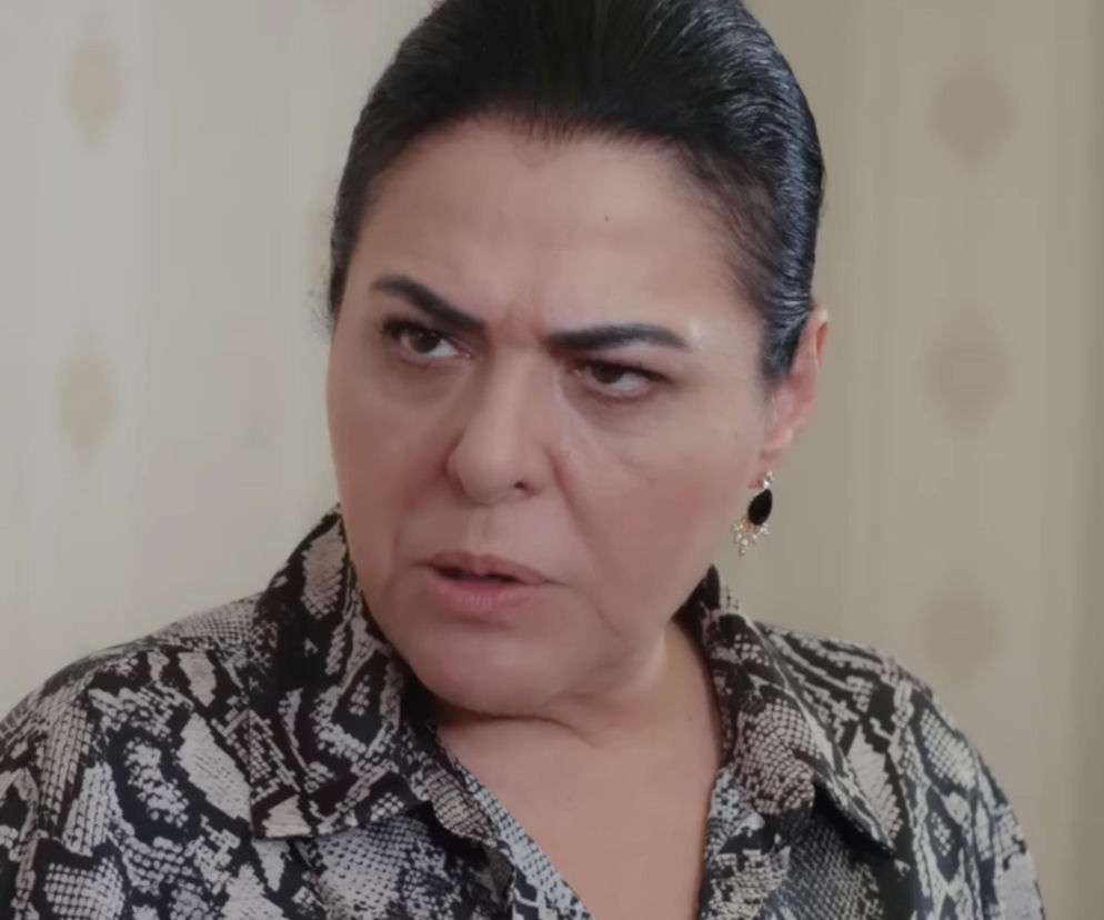 Portret zamyślonej Mukadder z serialu Panna młoda w bluzce w wężowy wzór. O losach bohaterów przeczytasz na Eska.