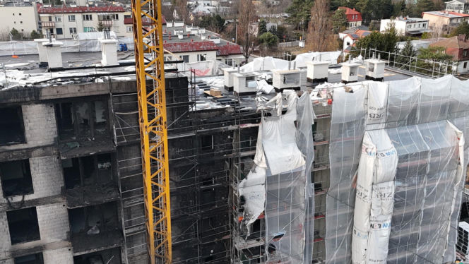 Blok po pożarze na Laurowej