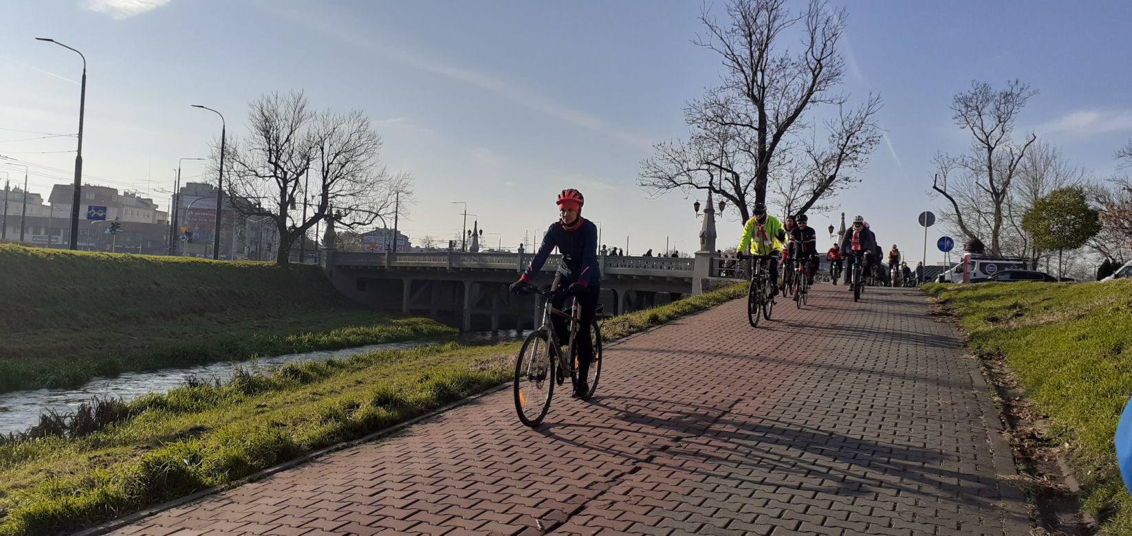 Lubelscy rowerzyści wyruszyli. Pokonają 103 kilometry w 103. rocznicę odzyskania niepodległości [GALERIA]