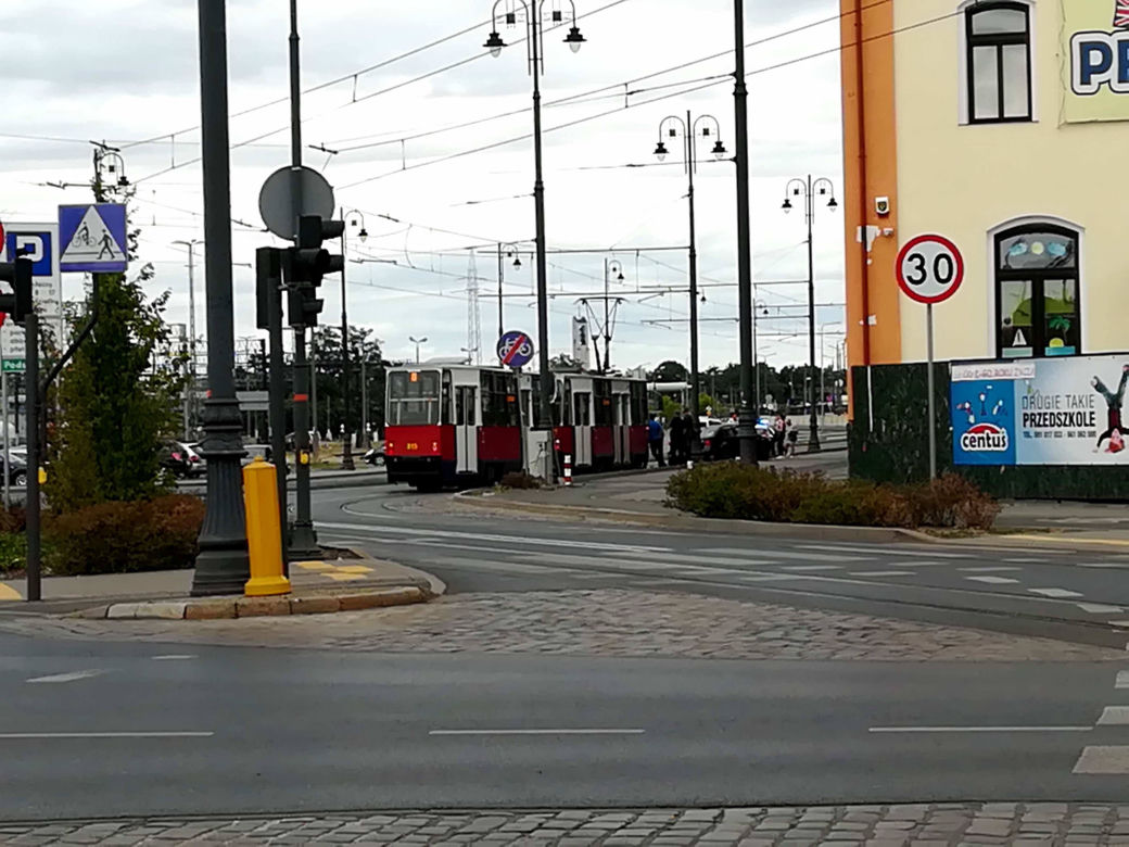 Samochód zablokował ruch tramwajów na ul. Zygmunta Augusta w Bydgoszczy! [ZDJĘCIA]