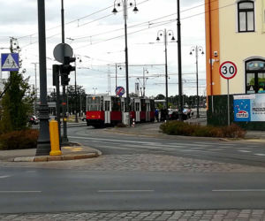 Samochód zablokował ruch tramwajów na ul. Zygmunta Augusta w Bydgoszczy! [ZDJĘCIA]
