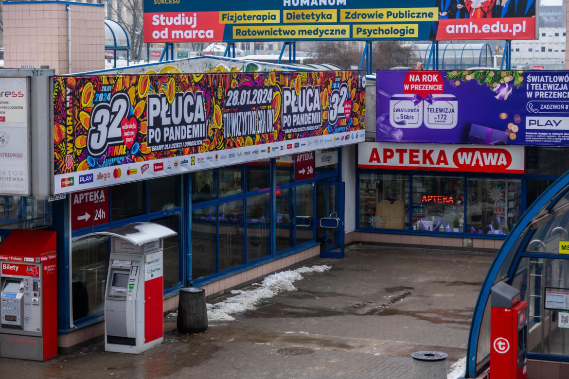 Krzykliwa „reklamoza” przy metrze Centrum