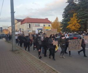 Strajk kobiet: „Chciałabym dokonać aborcji rządu”. Bełchatowianki OSTRO na ulicach miasta!