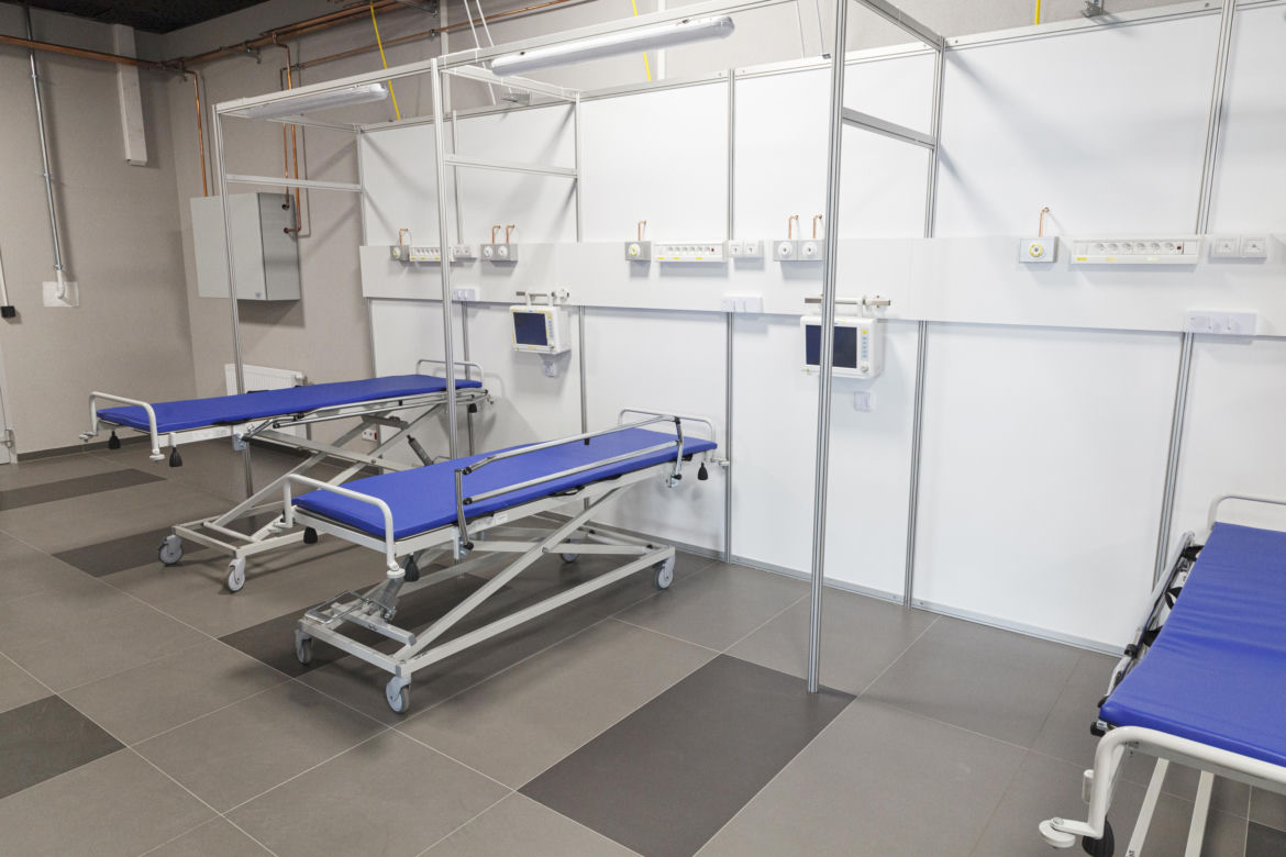 Szpital tymczasowy we Wrocławiu zaczyna przyjmować pierwszych pacjentów