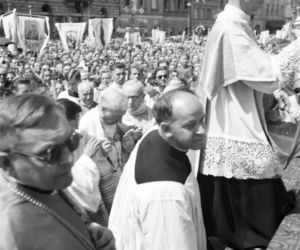 Uroczystość Bożego Ciała w Warszawie celebrowana przez Prymasa Polski kardynała Stefana Wyszyńskiego - 1957 rok