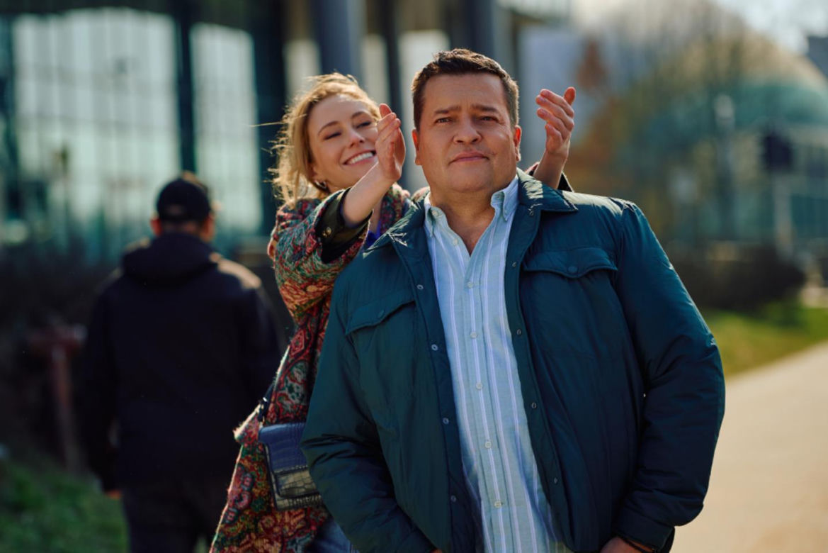 Na Wspólnej odc. 4251. Michał (Robert Kudelski), Lucy (Marta Cichorska)