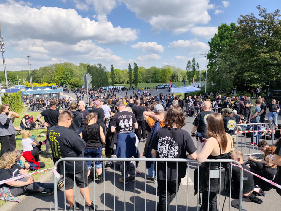 Długie kolejki i tłum fanów przed koncertem Metaliki