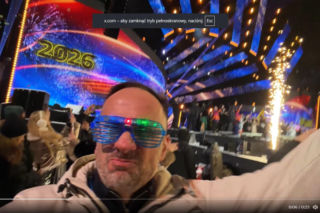 Poseł PiS na sylwestrze TV Republika. Janusz Kowalski balował w czaderskich okularach! 