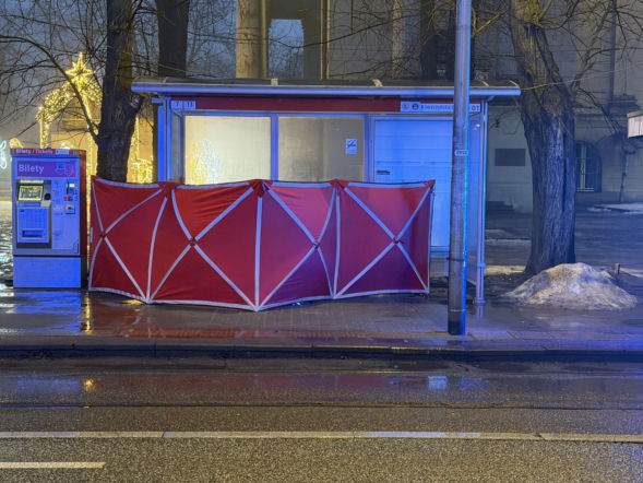 Czujny motorniczy wezwał pomoc, było za późno. Śmierć na przystanku w Warszawie