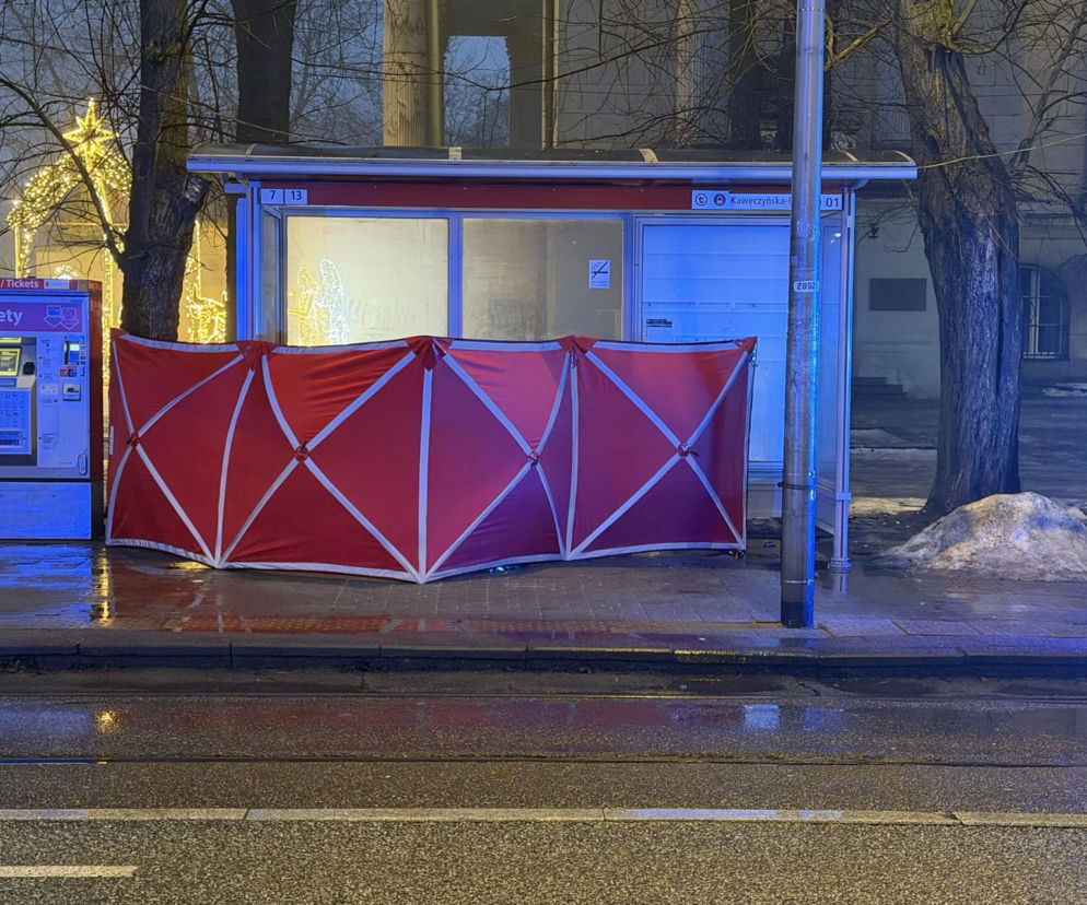 Czujny motorniczy wezwał pomoc, ale było za późno. Śmierć na przystanku w Warszawie