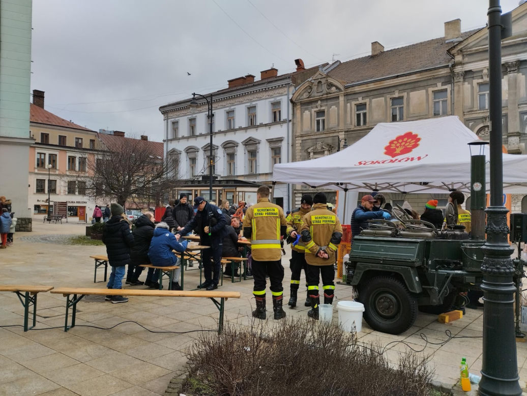 WOŚP 2024. Dziennikarze Radia ESKA rozgrzewają Tarnów pysznym żurkiem!