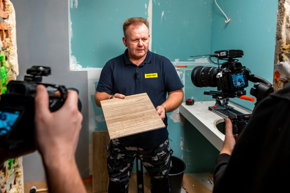 Jak układać płytki na ścianie? Backstage z nagrania Murator Remontuje