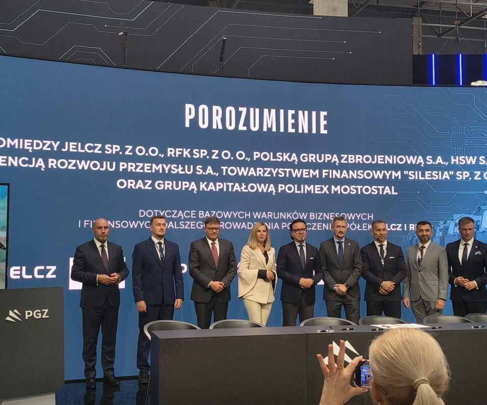 Grupa osób w garniturach na tle napisu o porozumieniu Jelcz. O szczegółach MSPO 2026 przeczytasz na SE Portal Obronny.