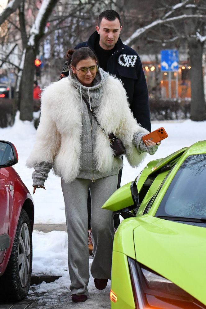 Klaudia Halejcio, mąż jej otworzył auto za całusa