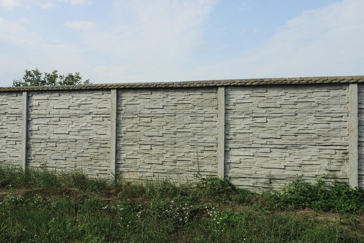 Betonowe ogrodzenie może być nowoczesne lub tradycyjne